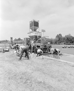 882354 Afbeelding van het leggen van een kunststoflaag op de Atletiekbaan Overvecht (1e Polderweg 7) te Utrecht.N.B. ...